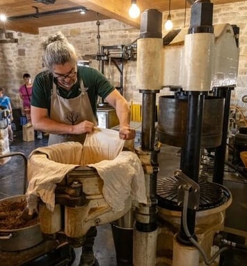 Visite-dégustation d'une pressée d'huile de Noix AOP du Périgord au Moulin de la Vie Contée