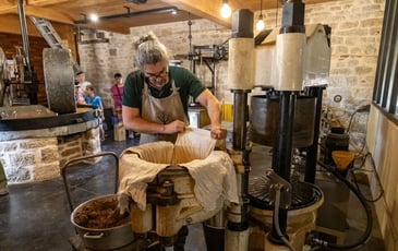 Visite-dégustation d'une pressée d'huile de Noix AOP du Périgord au Moulin de la Vie Contée