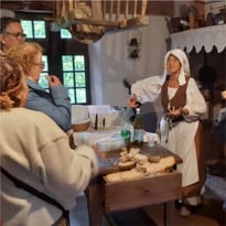 Accueil en costumes et visite d'un monument historique aménagé en musée
