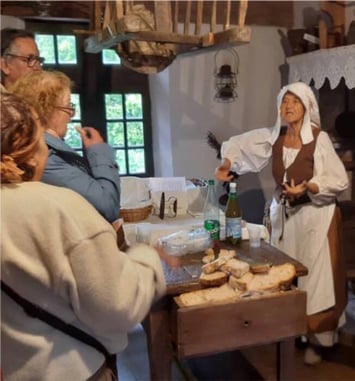 Accueil en costumes et visite d'un monument historique aménagé en musée