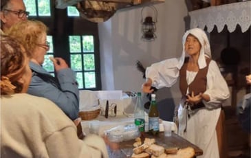 Accueil en costumes et visite d'un monument historique aménagé en musée